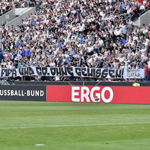 Banner mit der Aufschrift „15.000 Tote für große Kulissen - FIFA und Co. ohne Gewissen Boycott Qatar“ beim Länderspiel.