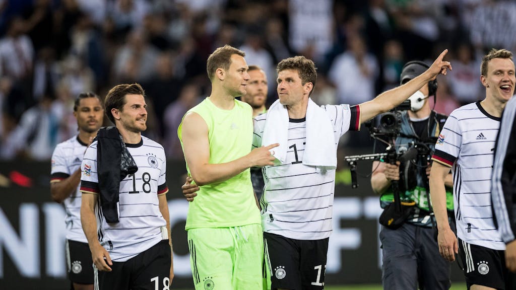 Die deutsche Nationalmannschaft bedankt sich bei den Fans für die Unterstützung.
