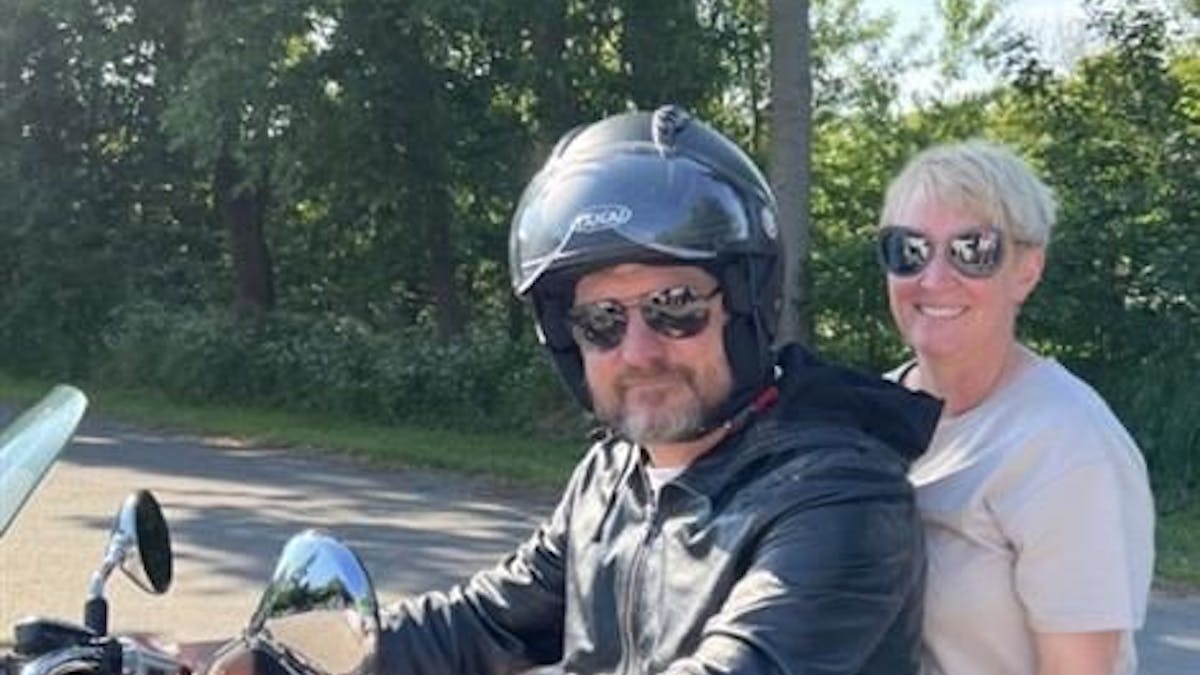 Steffen Baumgart sitzt mit Frau Katja auf einem Mottorrad.