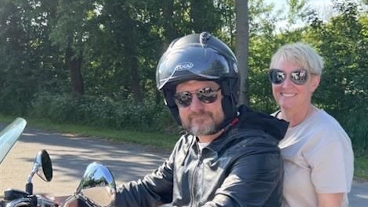 Steffen Baumgart sitzt mit Frau Katja auf einem Mottorrad.