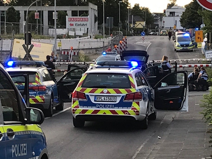 Direkt an einem Bahnübergang in Bonn-Beuel wurden die beiden Fahrzeuge von der Polizei gestoppt.