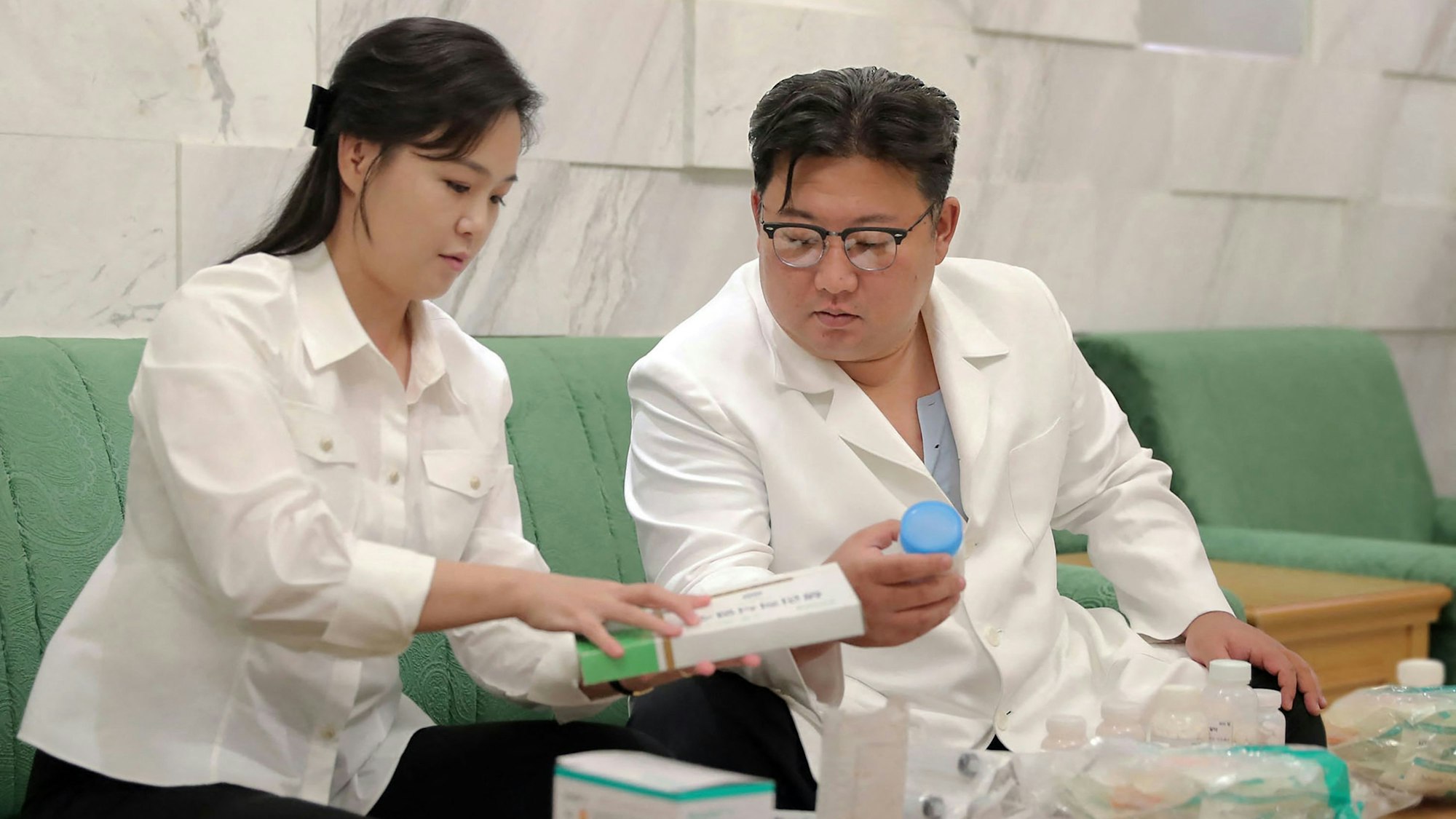 Dieses Bild, das am 15. Juni 2022 aufgenommen und am 16. Juni 2022 von Nordkoreas offizieller Nachrichtenagentur KCNA veröffentlicht wurde, zeigt den nordkoreanischen Führer Kim Jong-un und seine Frau Ri Sol-ju, wie sie Medikamente in die Stadt Haeju schicken. Die westliche Hafenstadt leidet derzeit unter einer neuen Epidemie.
