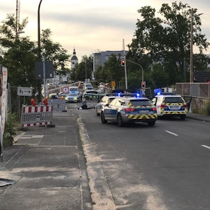 Polizeieinsatz in Bonn-Beuel, ein Täter wird von Beamten am Boden fixiert.