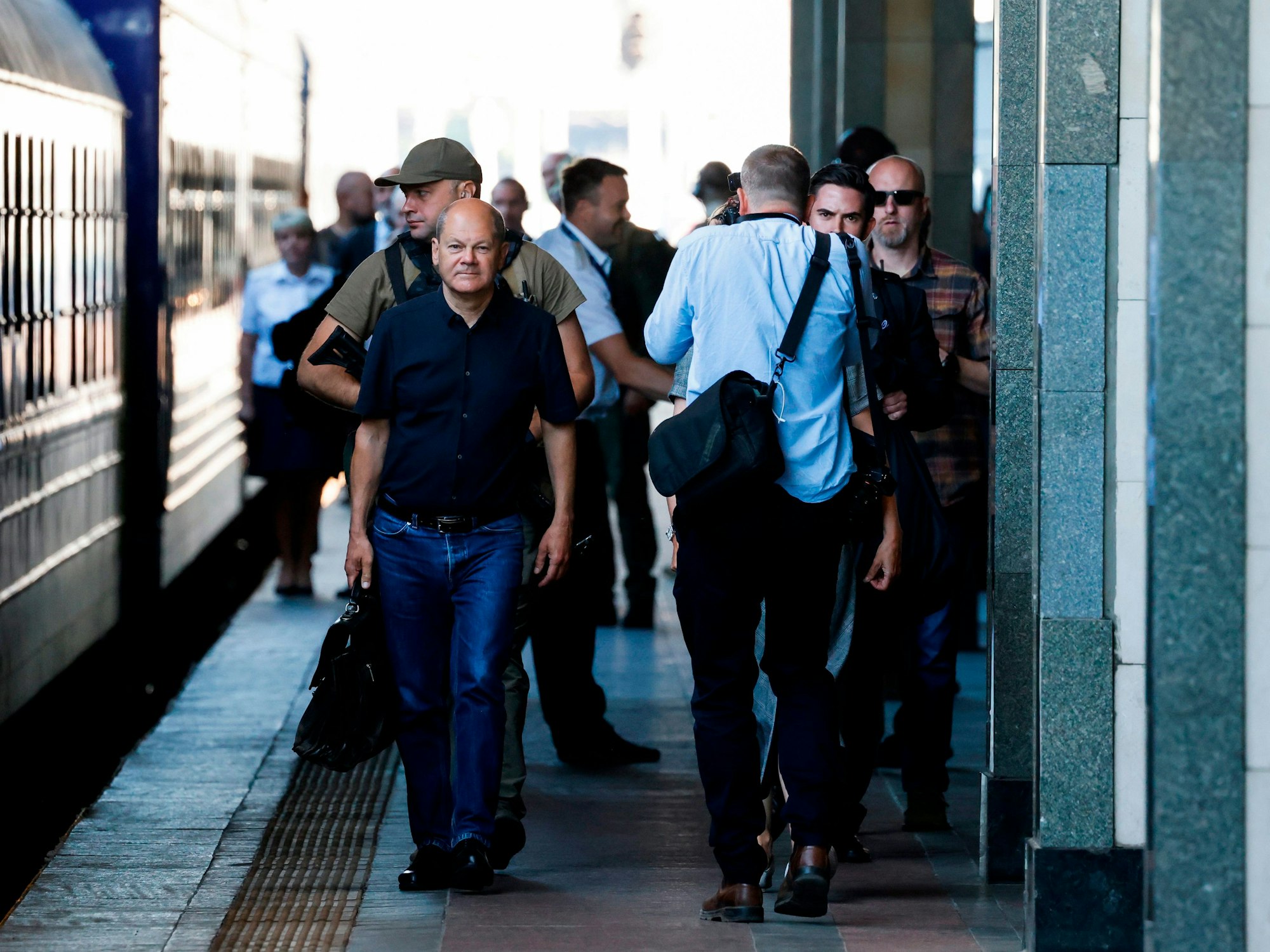Kanzler Olaf Scholz (SPD) erreicht am Donnerstag (16. Juni) den Bahnhof in Kyjiw, er wird begleitet von Emmanuel Macron und Mario Draghi.AP