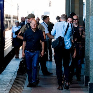 Kanzler Olaf Scholz (SPD) erreicht am Donnerstag (16. Juni) den Bahnhof in Kyjiw, er wird begleitet von Emmanuel Macron und Mario Draghi. AP