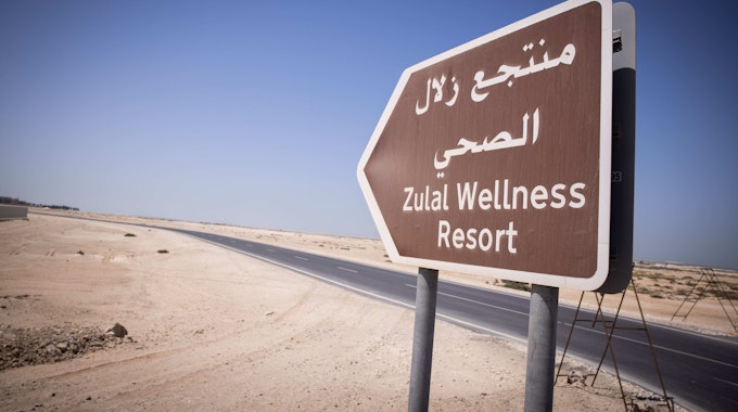 Ein Wegweiser zum ·Zulal Wellness Resort, dem deutschen Quartier für die Fußball-WM 2022.