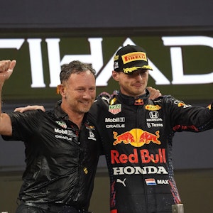 Max Verstappen (r) aus den Niederlanden vom Team Red Bull jubelt mit Christian Horner, Teamchef von Red Bull Racing, auf dem Podium.