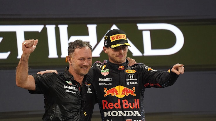 Max Verstappen (r) aus den Niederlanden vom Team Red Bull jubelt mit Christian Horner, Teamchef von Red Bull Racing, auf dem Podium.