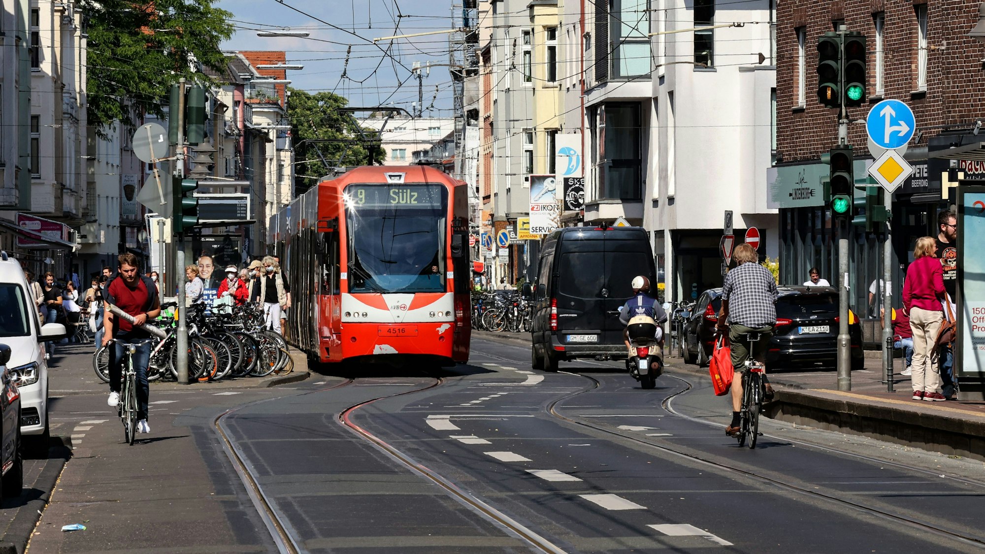 KVB-Bahn und Radfahrende auf der Zülpicher Straße in Köln.