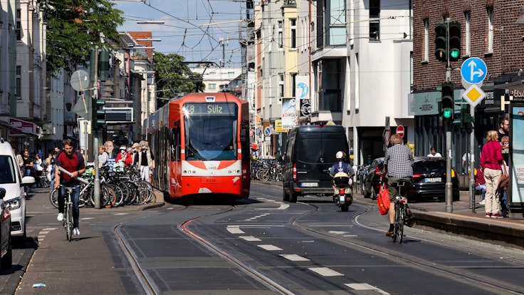 KVB-Bahn und Radfahrende auf der Zülpicher Straße in Köln.