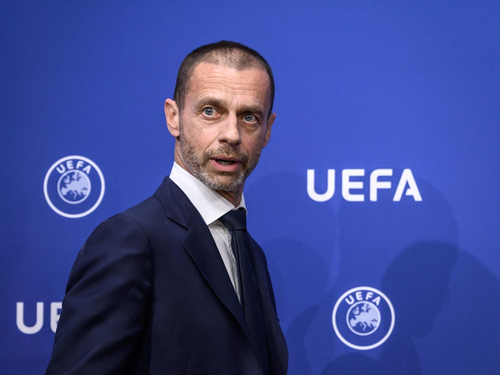 Aleksander Ceferin, Präsident der UEFA, vor einem blauen Hintergrund mit Logos und Schriftzügen des Verbandes.