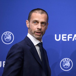 Aleksander Ceferin, Präsident der UEFA, vor einem blauen Hintergrund mit Logos und Schriftzügen des Verbandes.