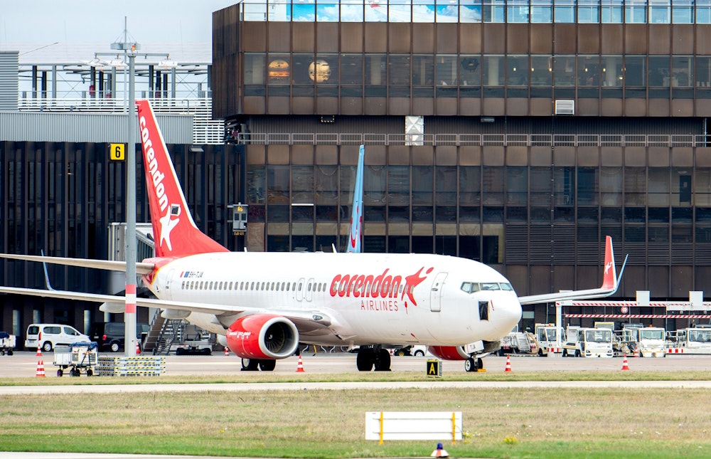 Eine Boeing 737 der Fluggesellschaft Corendon Airlines steht vor dem Terminal am Flughafen.