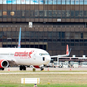 Eine Boeing 737 der Fluggesellschaft Corendon Airlines steht vor dem Terminal am Flughafen.