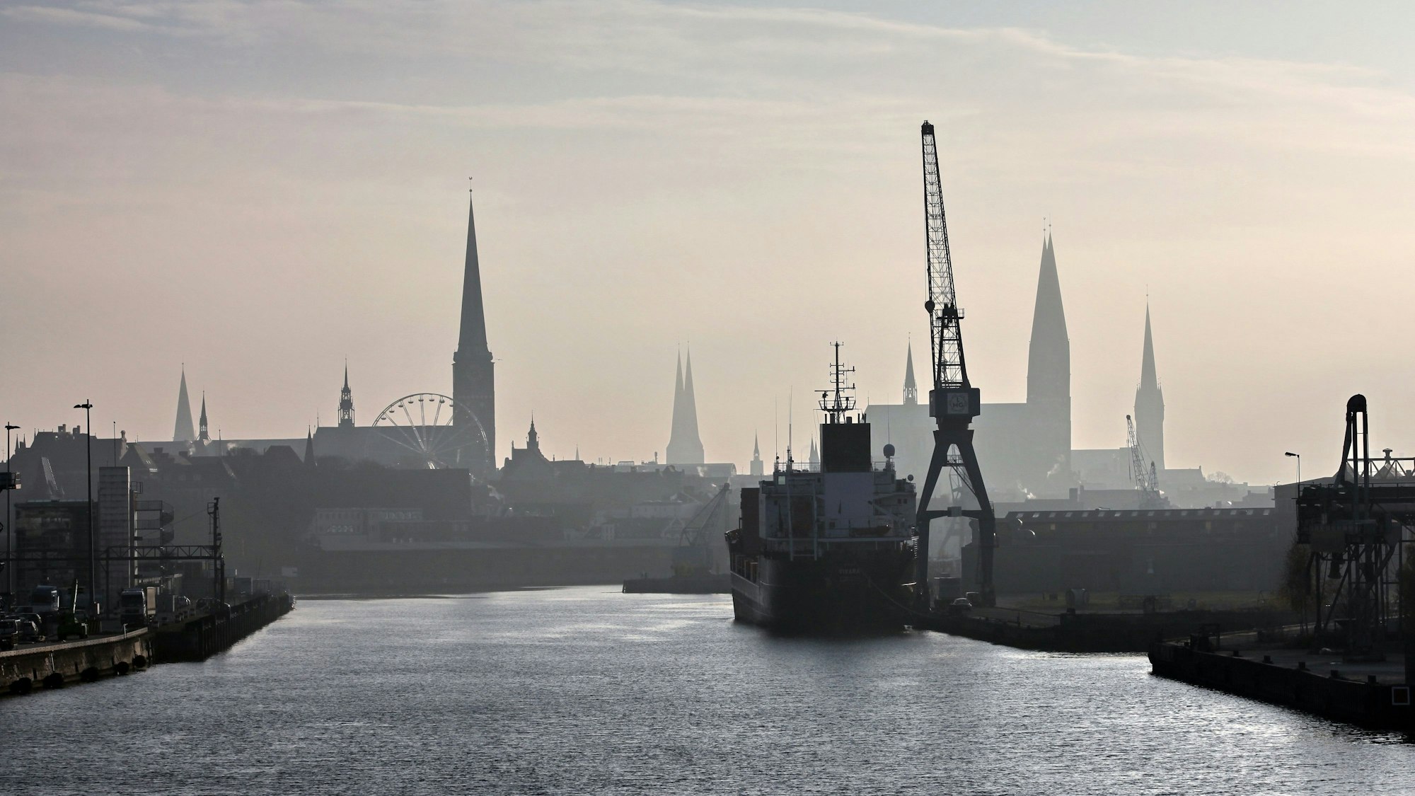 Hafen bei Lübeck in diesiger Luft.