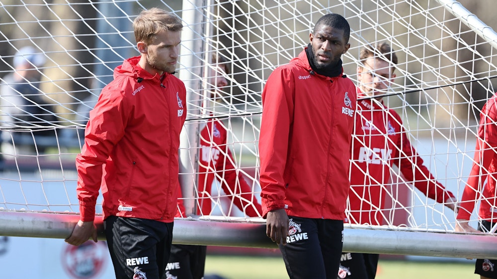 Sebastian Andersson und Anthony Modeste tragen beim Training des 1. FC Köln ein Tor.
