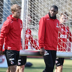 Sebastian Andersson und Anthony Modeste tragen beim Training des 1. FC Köln ein Tor.