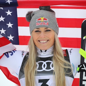 Ski alpin, Weltmeisterschaft, Abfahrt, Damen: Lindsey Vonn aus den USA jubelt mit einer US-Flagge. Es war Vonns letztes Rennen in ihrer Karriere.