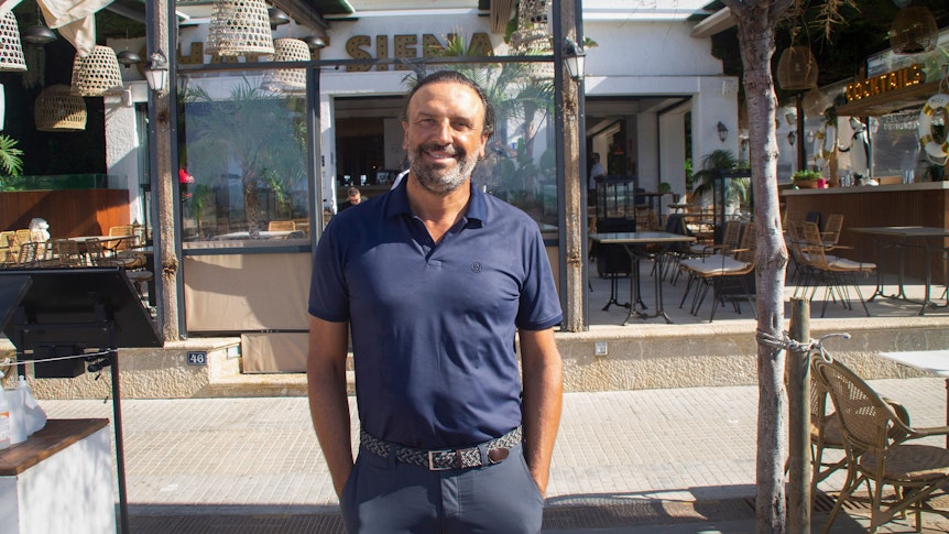 Juan Ferrer, Inhaber von sechs Restaurants, steht vor dem Restaurant „Chalet Siena“. Er leitet die Initiative „Palma Beach“, die mehr Qualität am Ballermann fordert.