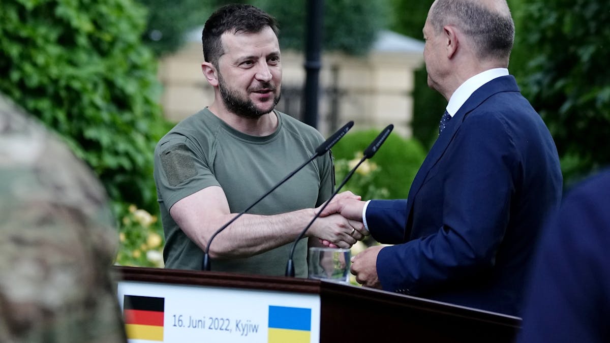 16.06.2022, Ukraine, Kyjiw: Wolodymyr Selenskyj, Präsident der Ukraine, gibt Bundeskanzler Olaf Scholz (SPD) bei einer Pressekonferenz die Hand.&nbsp;