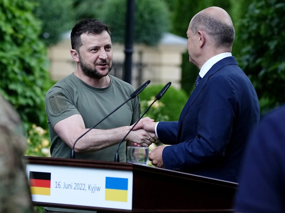 16.06.2022, Ukraine, Kyjiw: Wolodymyr Selenskyj, Präsident der Ukraine, gibt Bundeskanzler Olaf Scholz (SPD) bei einer Pressekonferenz die Hand.