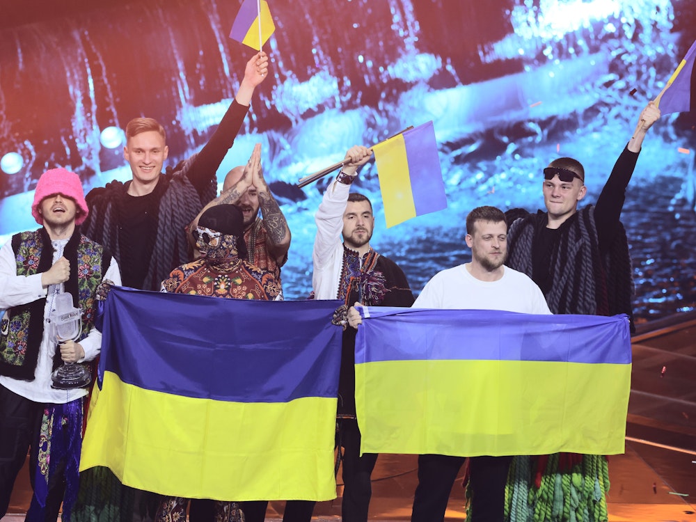 Das Kalush Orchestra aus der Ukraine jubelt über den Gewinn des Eurovision Song Contest (ESC). Der internationale Musikwettbewerb findet zum 66. Mal statt. Im Finale stehen 25 Lieder von ursprünglich 40 Musikbeiträgen. Deutschland hat den letzten Platz belegt.