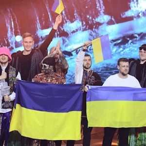 Das Kalush Orchestra aus der Ukraine jubelt über den Gewinn des Eurovision Song Contest (ESC). Der internationale Musikwettbewerb findet zum 66. Mal statt. Im Finale stehen 25 Lieder von ursprünglich 40 Musikbeiträgen. Deutschland hat den letzten Platz belegt.