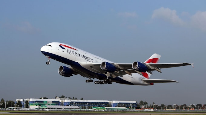 Die Kabine eines A380 füllte sich plötzlich in rund 9 Kilometern Höhe mit Wasser, schuld war ein defektes Ventil. Unser Archivfoto (2013) zeigt einen Airbus A380 von British Airways, der am Londoner Flughafen Heathrow abhebt.