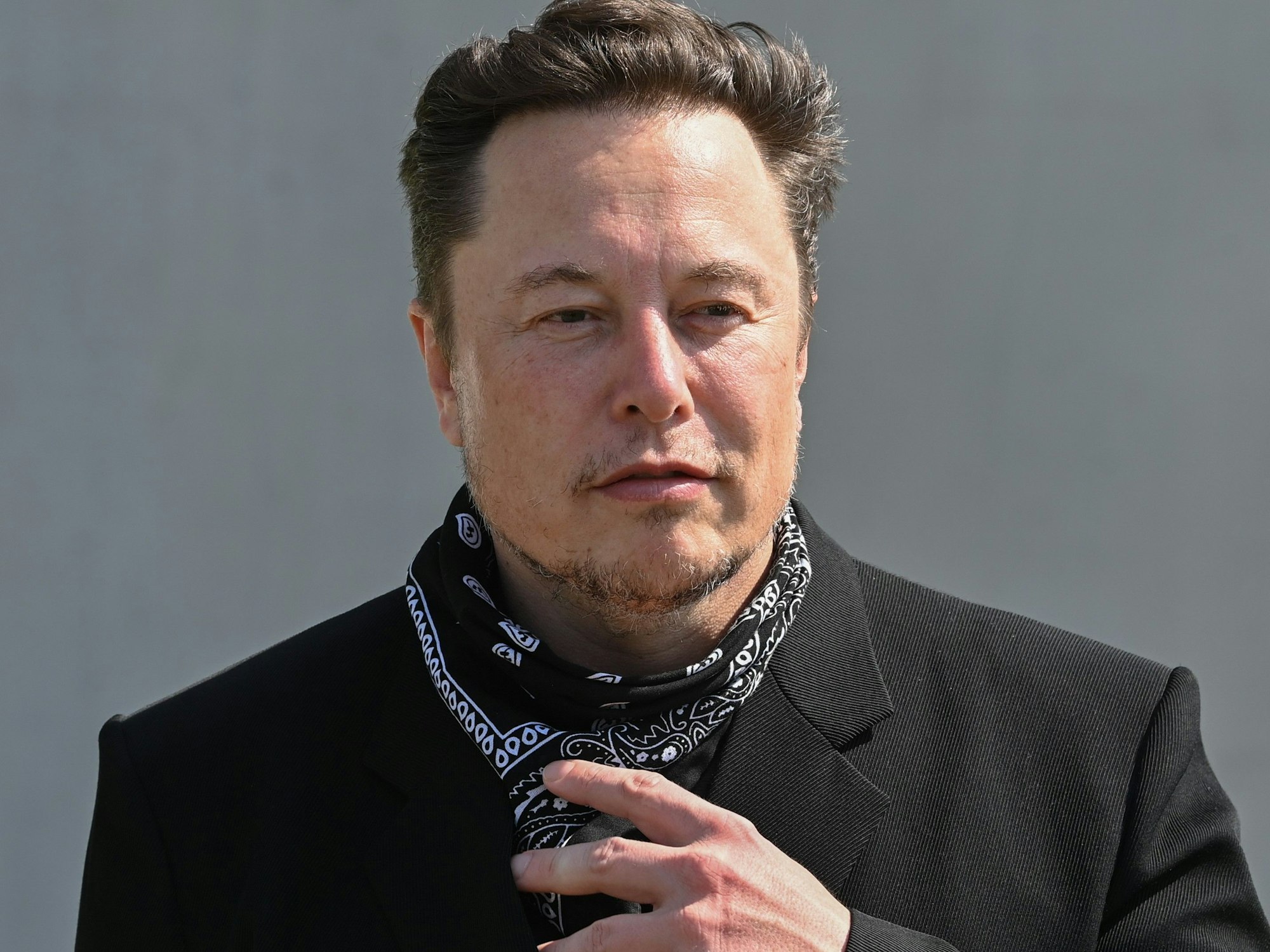 Elon Musk, Tesla-Chef, steht bei einem Pressetermin auf dem Gelände der Tesla Gigafactory. Elon Musks Vorgehensweise bei der geplanten Übernahme von Twitter hat eine Aktionärsklage gegen ihn und das Unternehmen ausgelöst. (zu dpa «US-Aktionär klagt gegen Musk und Twitter nach Übernahme-Turbulenzen») +++ dpa-Bildfunk +++