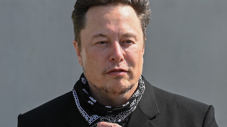 Elon Musk, Tesla-Chef, steht bei einem Pressetermin auf dem Gelände der Tesla Gigafactory. Elon Musks Vorgehensweise bei der geplanten Übernahme von Twitter hat eine Aktionärsklage gegen ihn und das Unternehmen ausgelöst. (zu dpa «US-Aktionär klagt gegen Musk und Twitter nach Übernahme-Turbulenzen») +++ dpa-Bildfunk +++