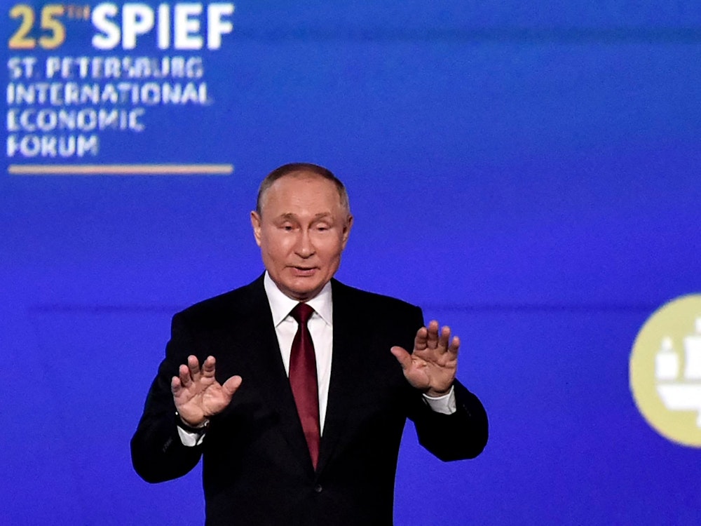 Russlands Präsident Wladimir Putin spricht am 17. Juni beim Internationalen Wirtschaftsforum in St. Petersburg.
