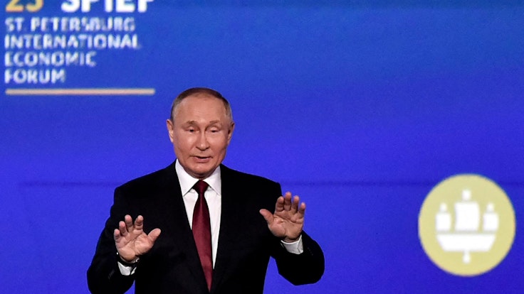 Russlands Präsident Wladimir Putin spricht am 17. Juni beim Internationalen Wirtschaftsforum in St. Petersburg.
