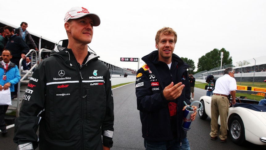 Michael Schumacher und Sebastian Vettel laufen gemeinsam in Montreal an der Strecke entlang