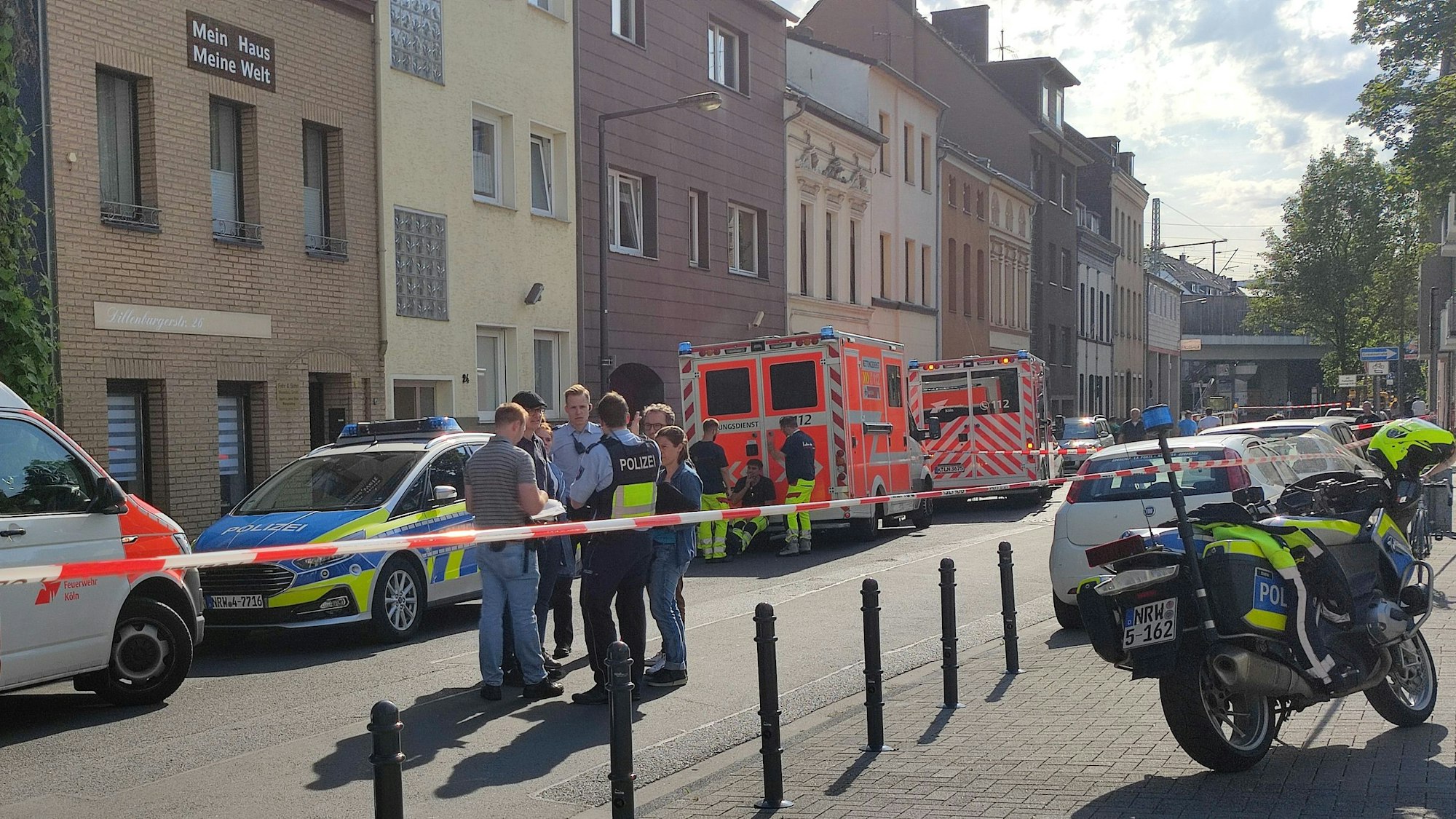 Einsatzfahrzeuge von Polizei und Rettungsdienst sowie Einsatzkräfte stehen auf der Dillenburger Straße. Der Bereich ist mit Flatterband abgesperrt.