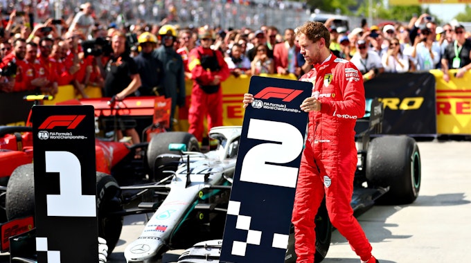 Sebastian Vettel tauscht nach dem Kanada-GP am 9. Juni 2019 die Positions-Schilder vor seinem und Lewis Hamiltons Auto.