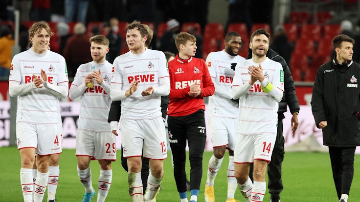 Die FC-Profis Timo Hübers, Jan Thielmann, Luca Kilian, Jonas Urbig, Anthony Modeste und Jonas Hector feiern den Heimsieg gegen Eintracht Frankfurt.