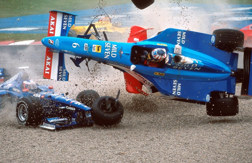 Alexander Wurz fliegt in seinem Benetton 1998 über das Kiesbett.