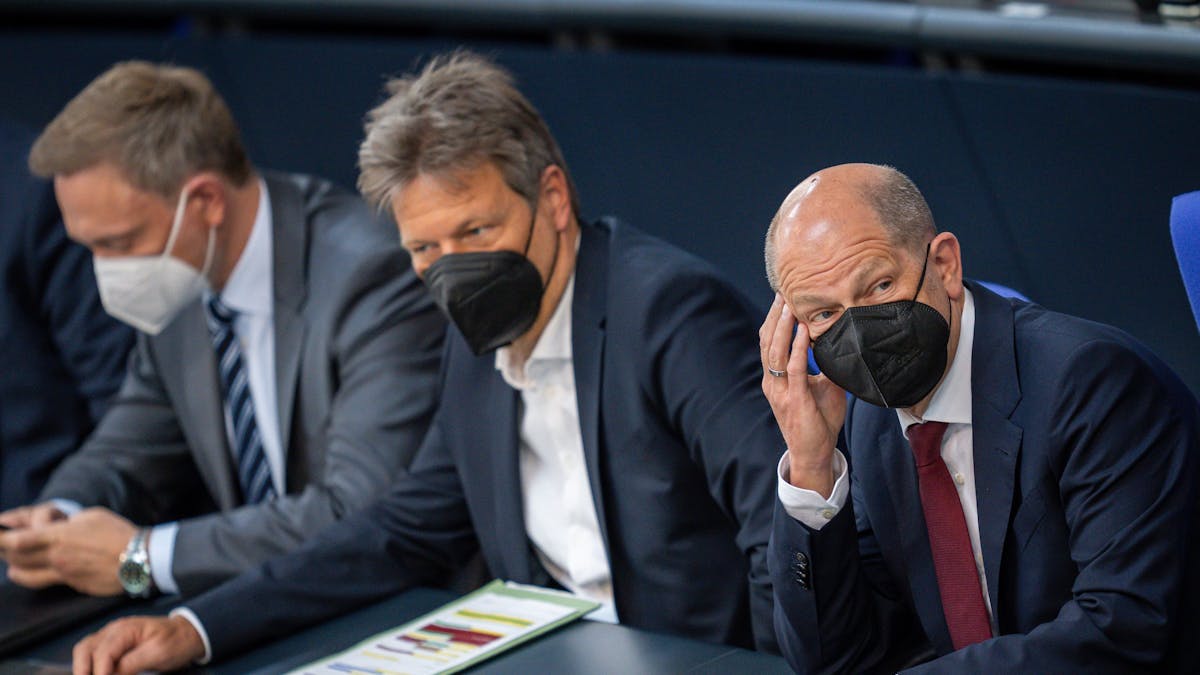 Bundeskanzler Olaf Scholz (SPD), Wirtschaftsminister Robert Habeck (Grüne), Finanzminister Christian Lindner (FDP, von rechts): Gelten bald wieder strengere Corona-Maßnahmen? Das Kanzleramt jedenfalls erwägt die „O-bis-O-Regel“.