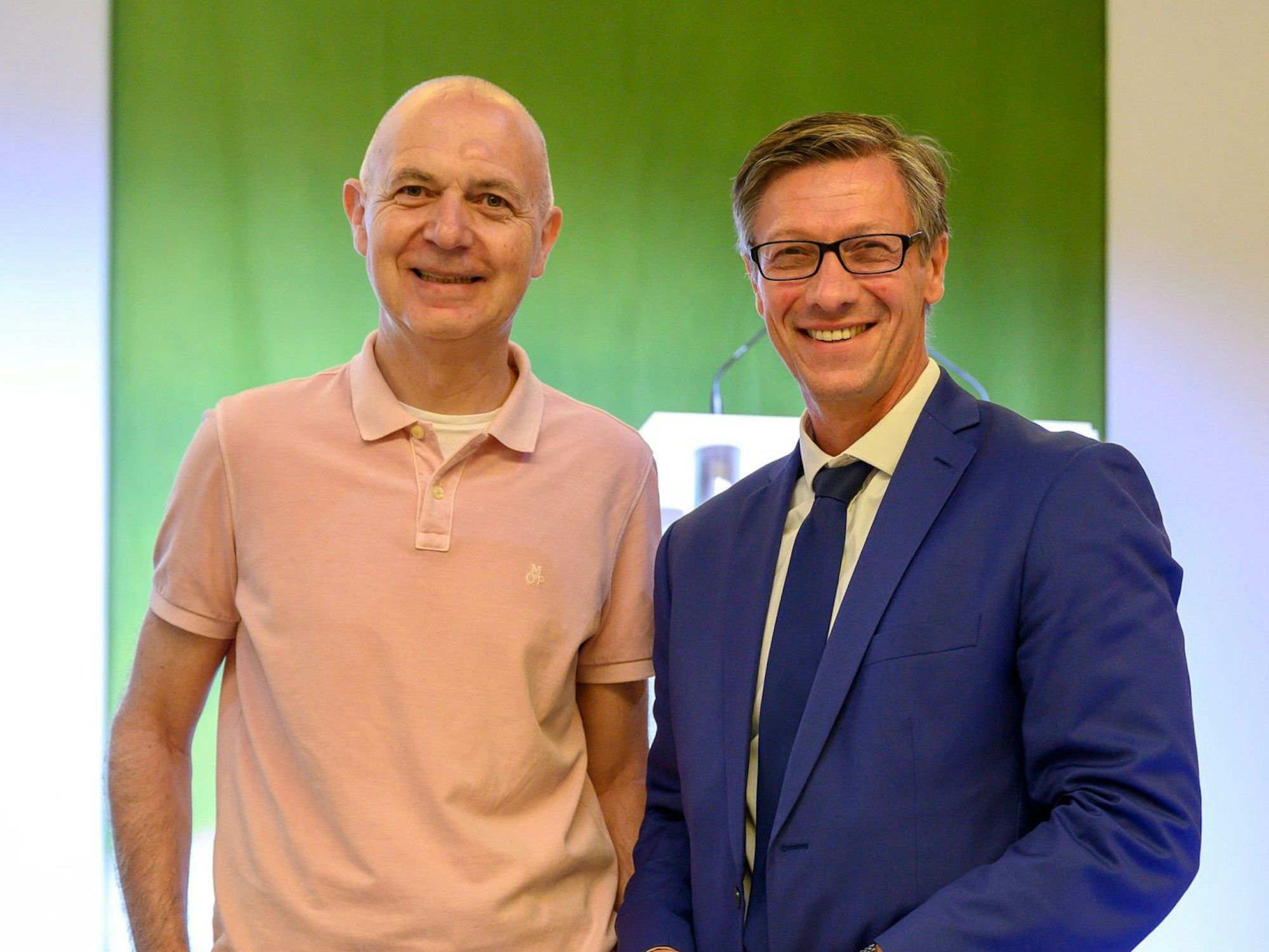 DFB Präsident Bernd Neundorf (l.) gemeinsam mit dem neuen FVM-Präsident Dr. Christos Katzidis, hier am 18. Juni 2022.