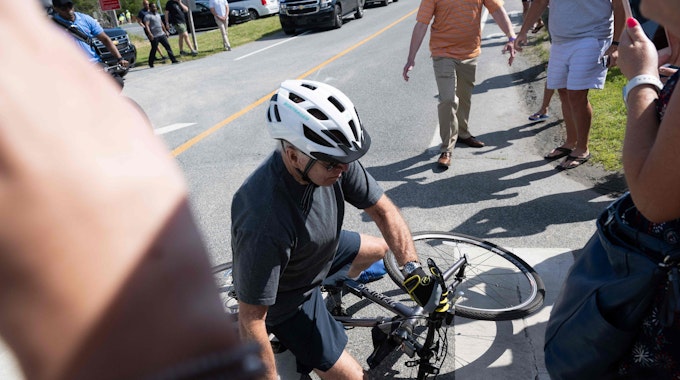 US-Präsident Joe Biden fiel bei einer Fahrradtour am 18. Juni 2022 plötzlich einfach um.