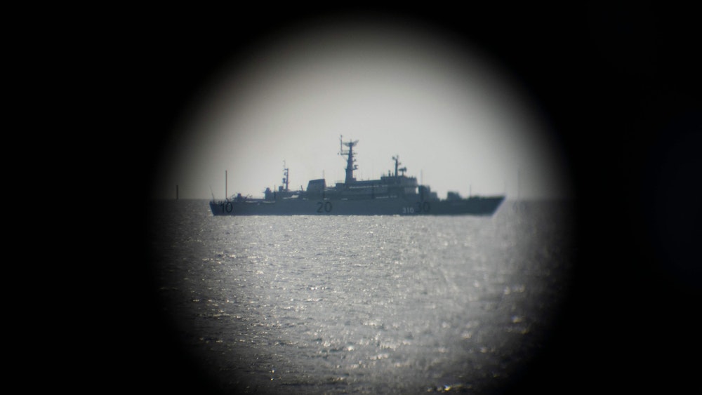 Nahe der Ostseeinsel Bornholm ist in der Nacht zu Freitag ein russisches Kriegsschiff in dänische Gewässer eingedrungen. Erst Anfang Juni war ein russisches Kriegsschiff während eines Nato-Manövers in der Ostsee aufgetaucht. Das Foto zeigt das Kriegsschiff, das am 6. Juni die deutsche Fregatte Sachsen passiert.