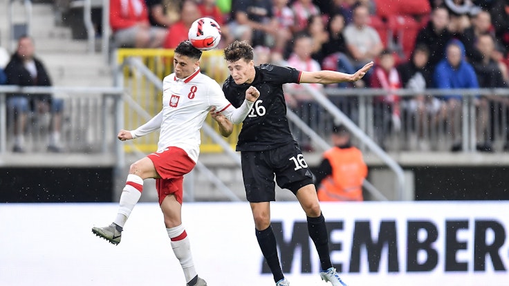 Eric Martel (r.), im Einsatz für Deutschlands U21 gegen Polen (am 7. Juni 2022), soll zum 1. FC Köln wechseln.