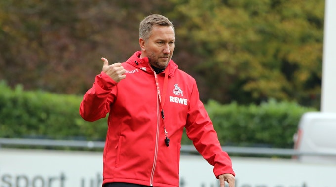 Manfred Schmid, hier am 11. November 2019 am Geißbockheim, arbeitete beim 1. FC Köln jahrelang als Co-Trainer.