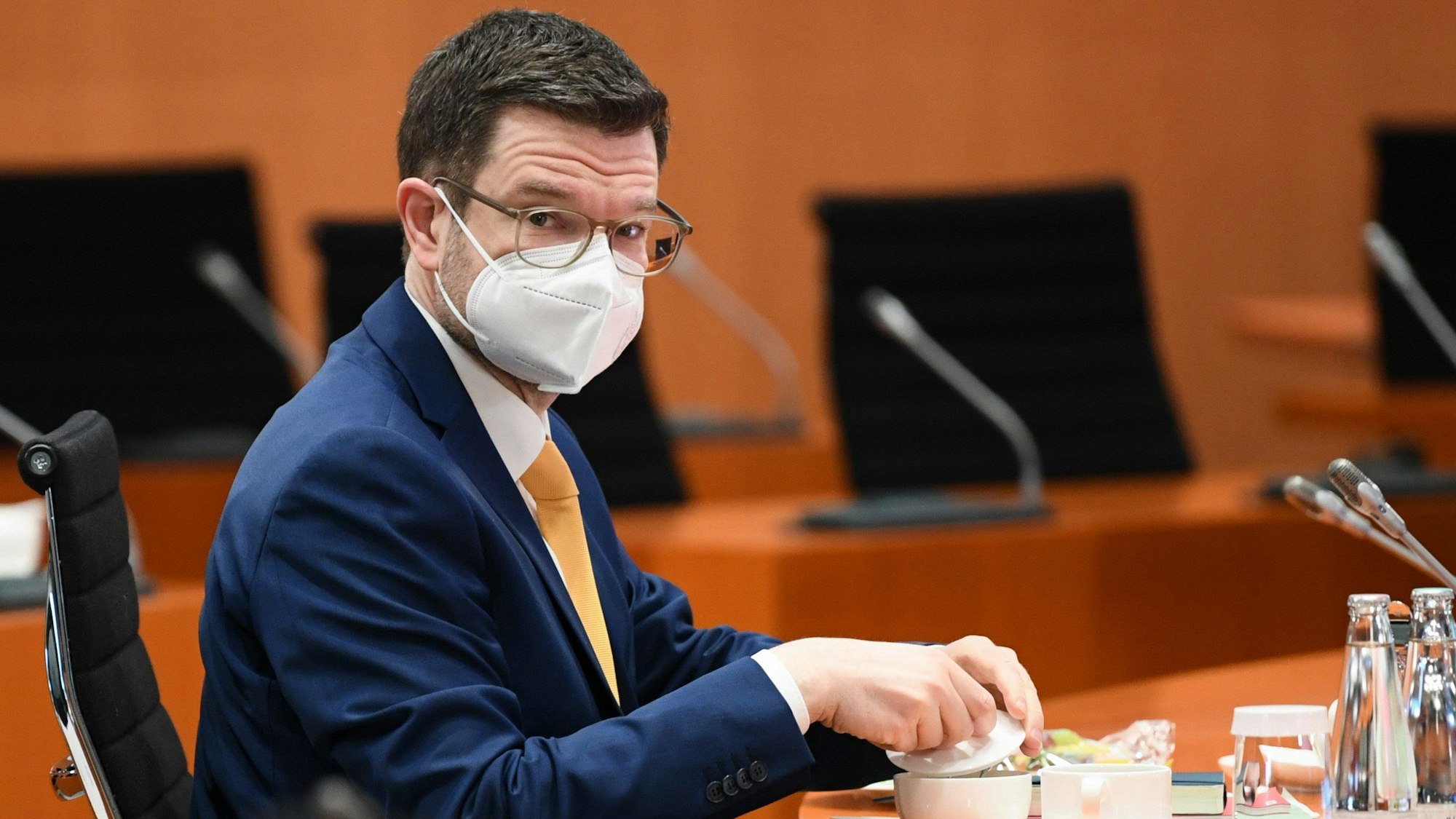 Marco Buschmann (FDP), Bundesminister der Justiz, nimmt im Kanzleramt an einer Sitzung des Sicherheitskabinetts teil. Buschmann hat sich skeptisch über eine Wiedereinführung der Maskenpflicht geäußert, wenn die Corona-Infektionen wieder stark steigen.