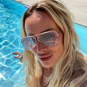 Cora Schumacher sitzt im Pool und grinst für ein Selfie in die Kamera.