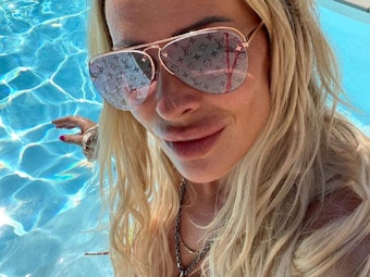 Cora Schumacher posiert für ein Selfie am Pool