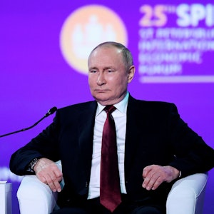 Russlands Präsident Wladmir Putin erlebte auf dem Wirtschaftsforum in St. Petersburg am Freitag (17. Juni) eine Überraschung auf offener Bühne.
