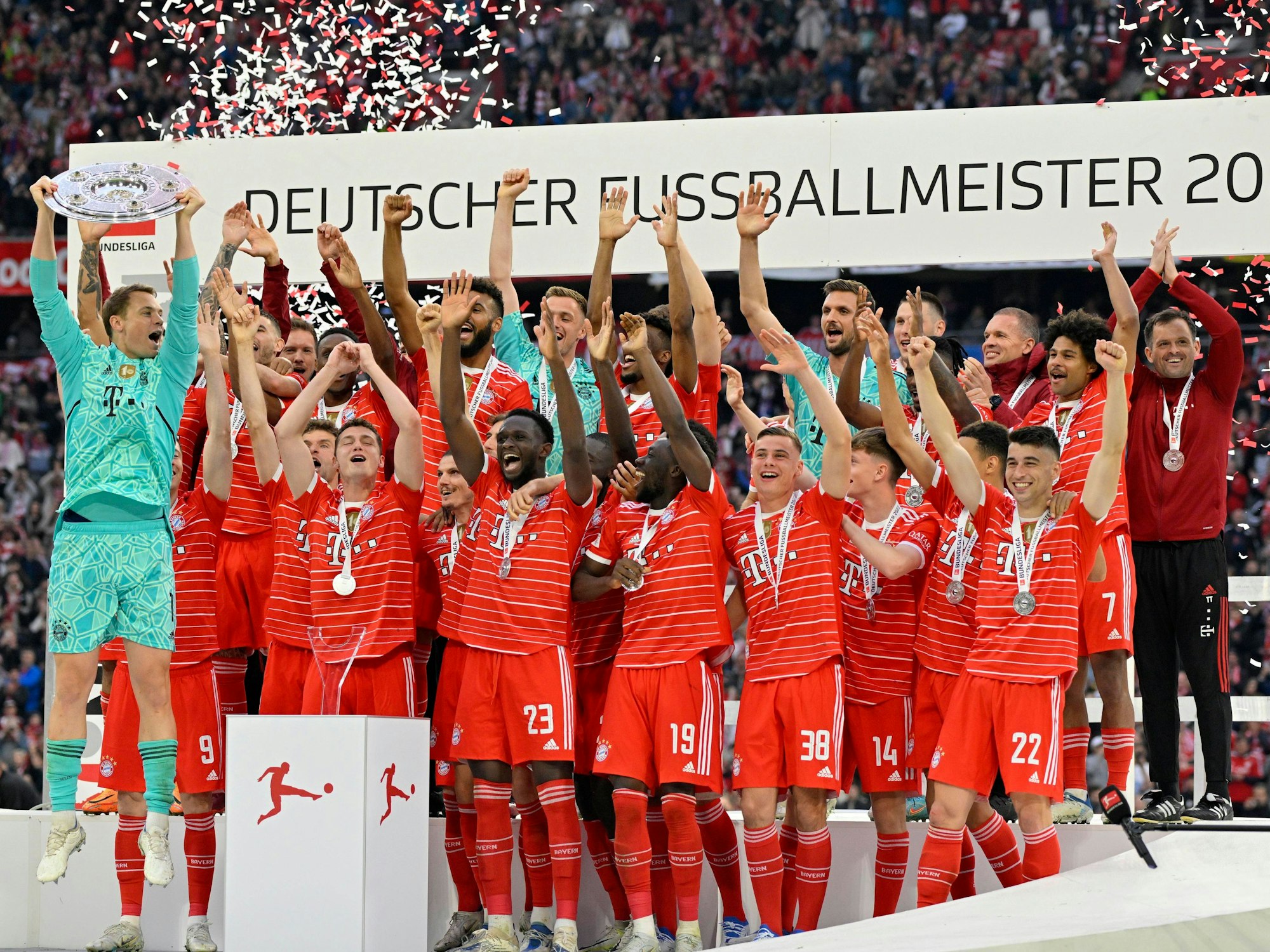 Das Team des FC Bayern München feiert nach dem 2:2 gegen den VfB Stuttgart die Meisterschaft (8. Mai 2022).