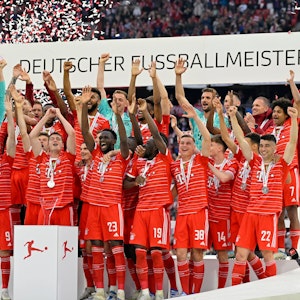 Das Team des FC Bayern München feiert nach dem 2:2 gegen den VfB Stuttgart die Meisterschaft (8. Mai 2022).
