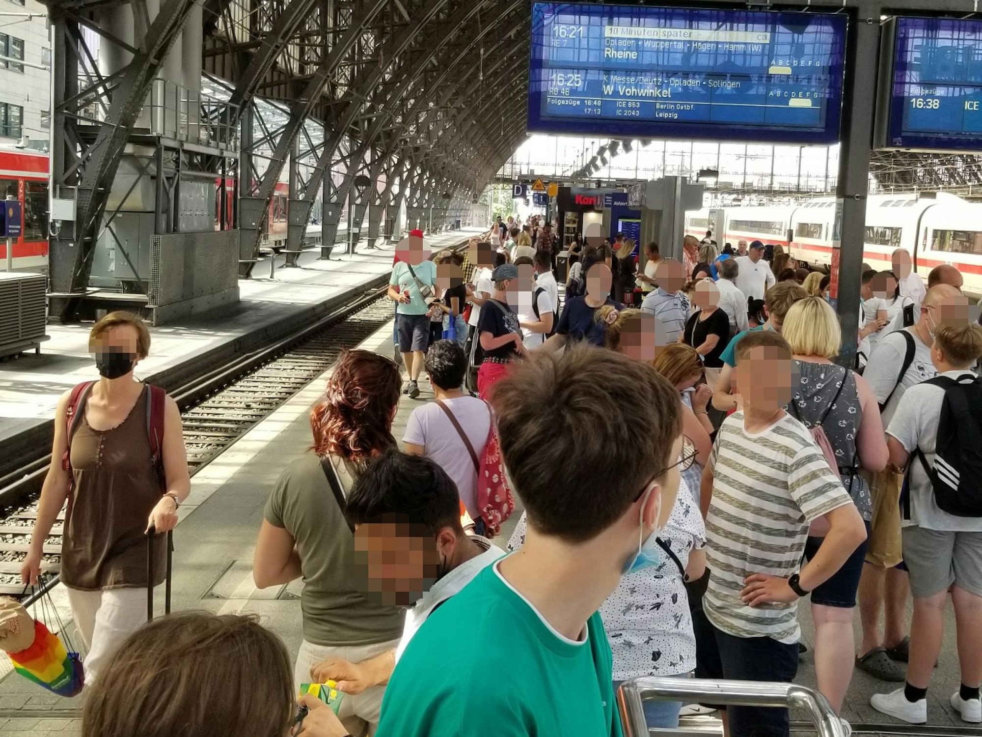 Wartende am 17. Juni 2022 am Kölner Hauptbahnhof.